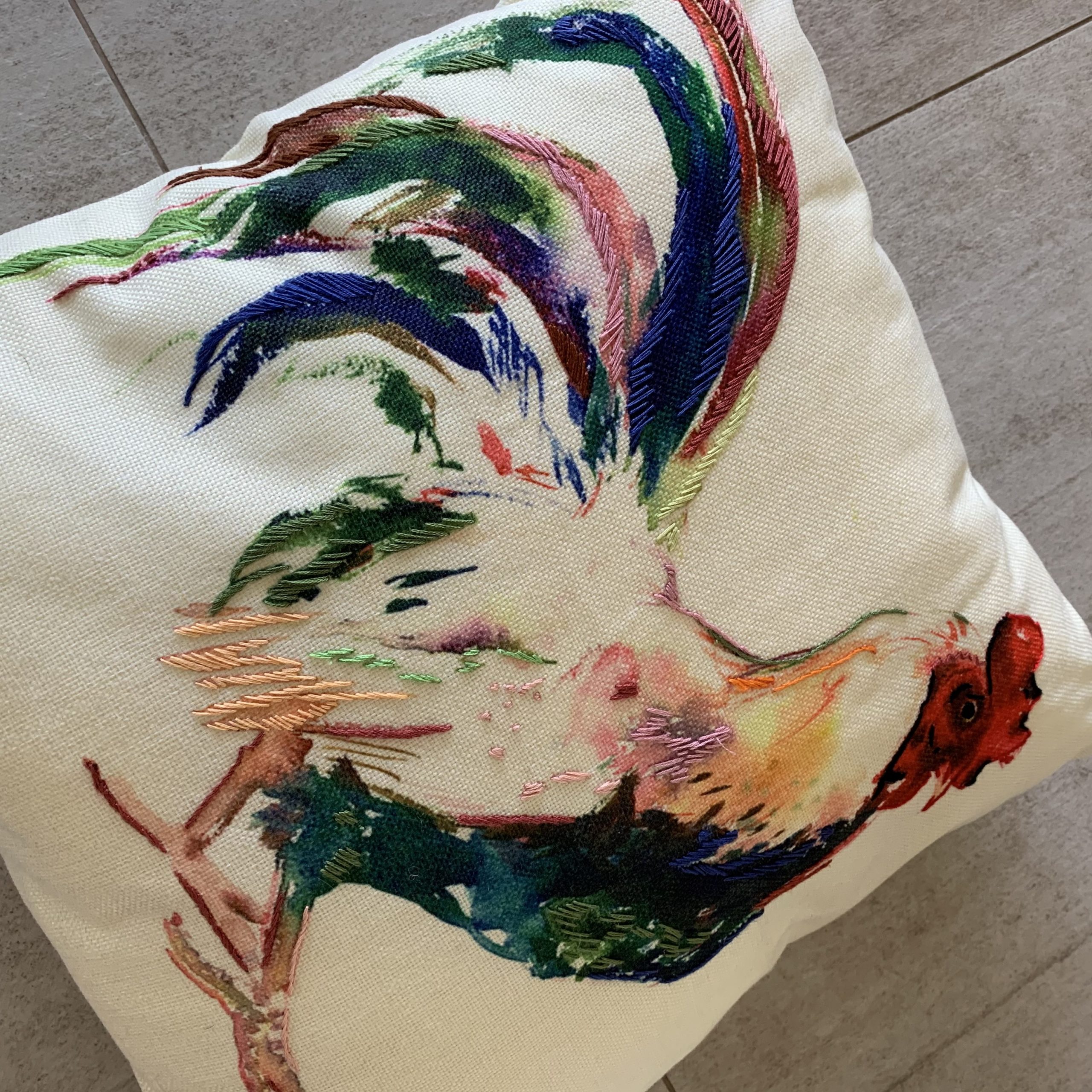 Cojín Gallina Salvaje con Bordado