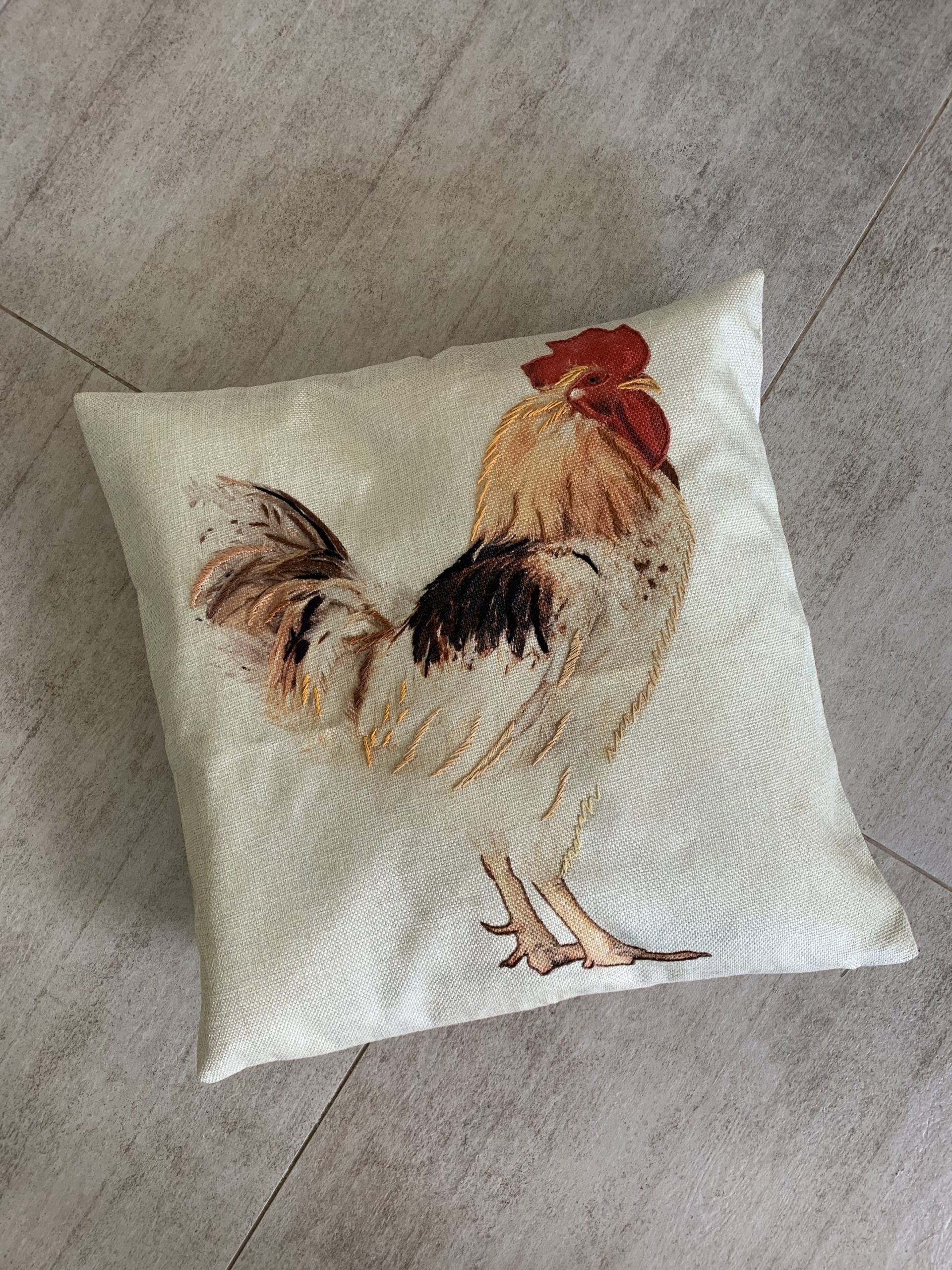 Cojín Gallina Ponedora con Bordado