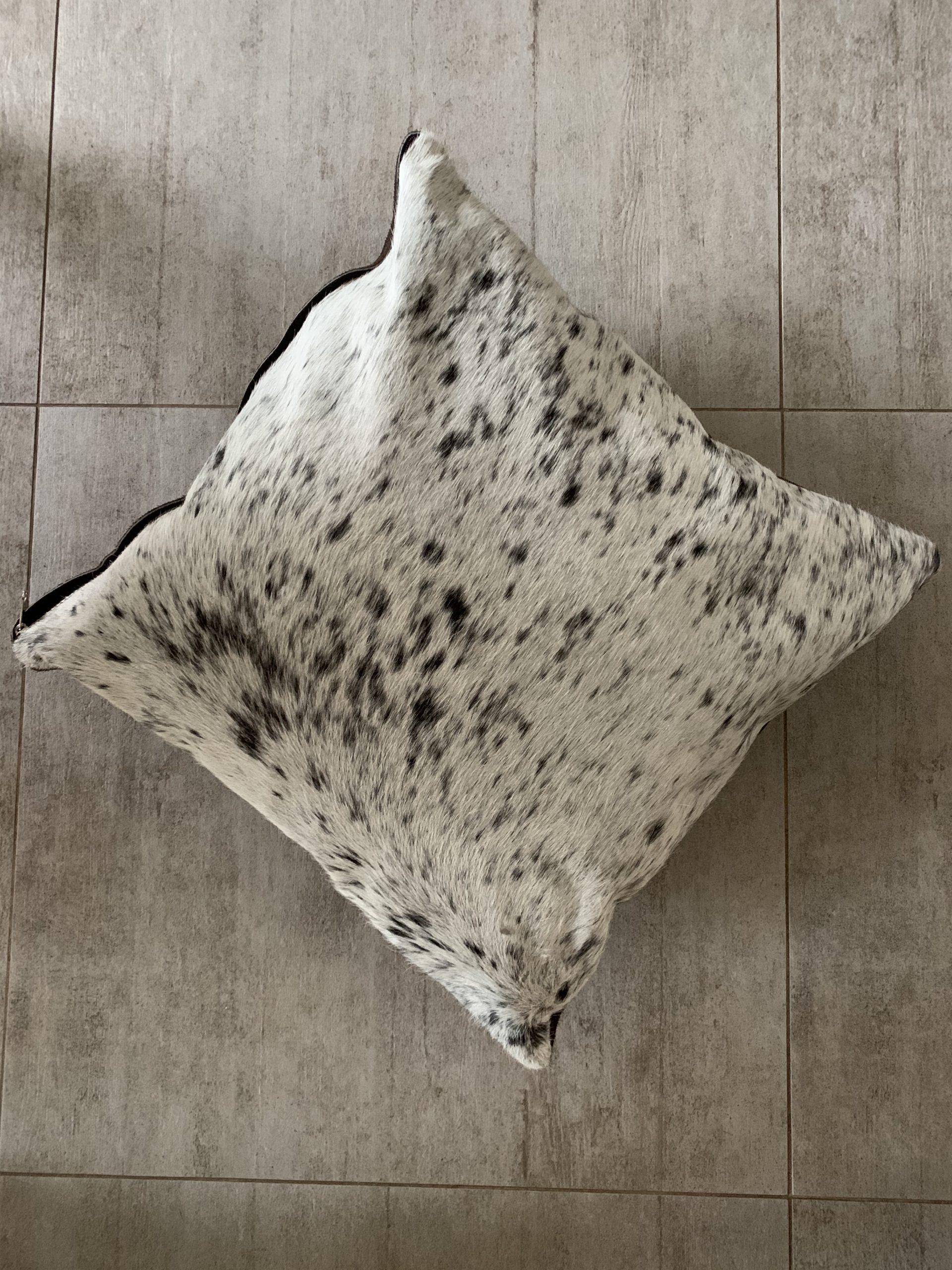 Cojín Cuero Blanco Manchas 55x55