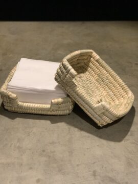 Servilletero tejido a mano en ñocha por artesanos del BioBio. Esta diseñado para servilletas de mesa de 17x17cm.