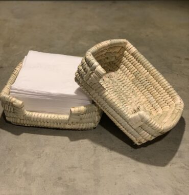 Servilletero tejido a mano en ñocha por artesanos del BioBio. Esta diseñado para servilletas de mesa de 17x17cm.