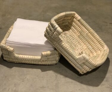 Servilletero tejido a mano en ñocha por artesanos del BioBio. Esta diseñado para servilletas de mesa de 17x17cm.