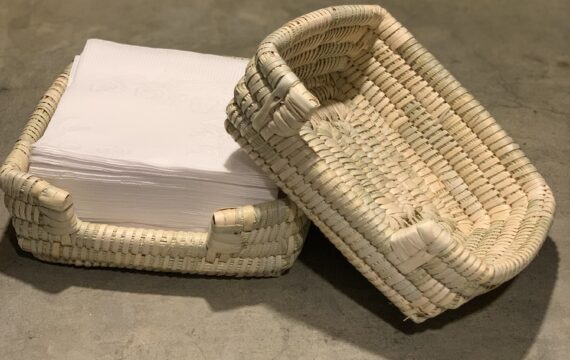 Servilletero tejido a mano en ñocha por artesanos del BioBio. Esta diseñado para servilletas de mesa de 17x17cm.